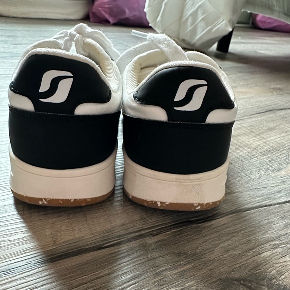 Cute shoes that you can dress up or down! - Picture 2 of 4